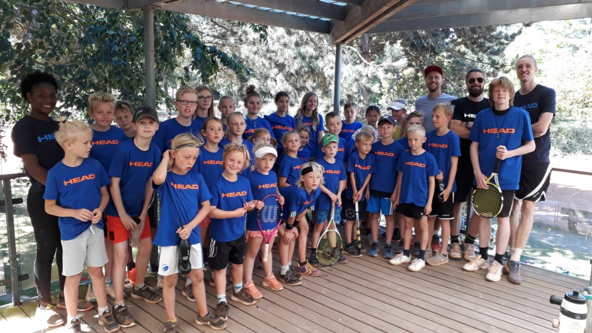 31 børn på tennisskole i strålende vejr!